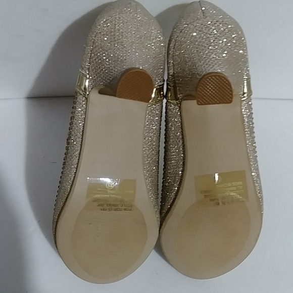 Girls Champagne Dress Shoes w Small Heel - Picture 7 of 7